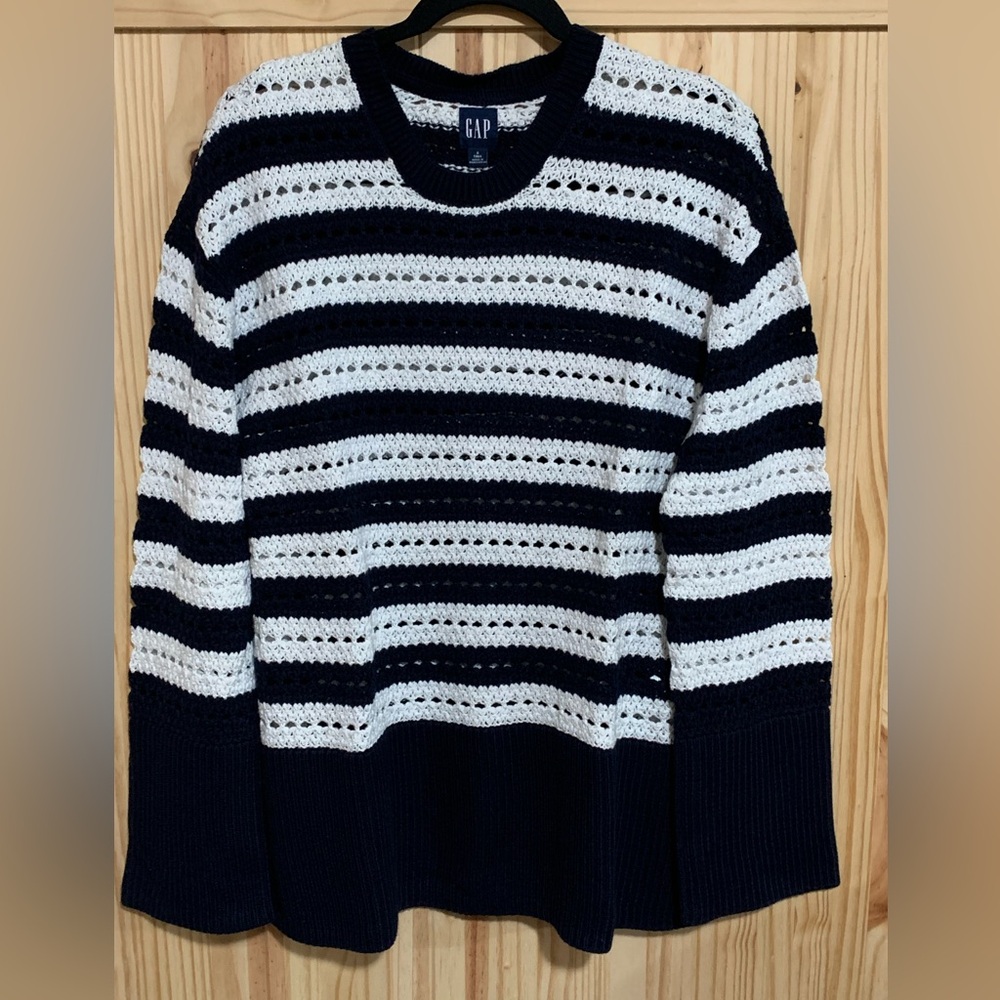 GAP 24/7 Split Hem Sweater NWOT Size Small Tall